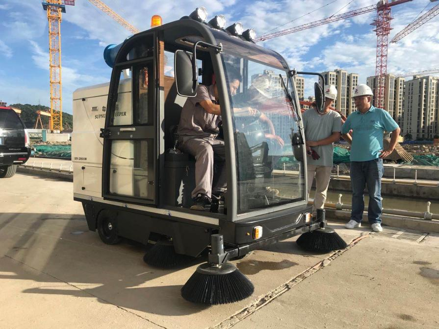淄博龙海市电动清扫车：现代城市清洁的新解决方案